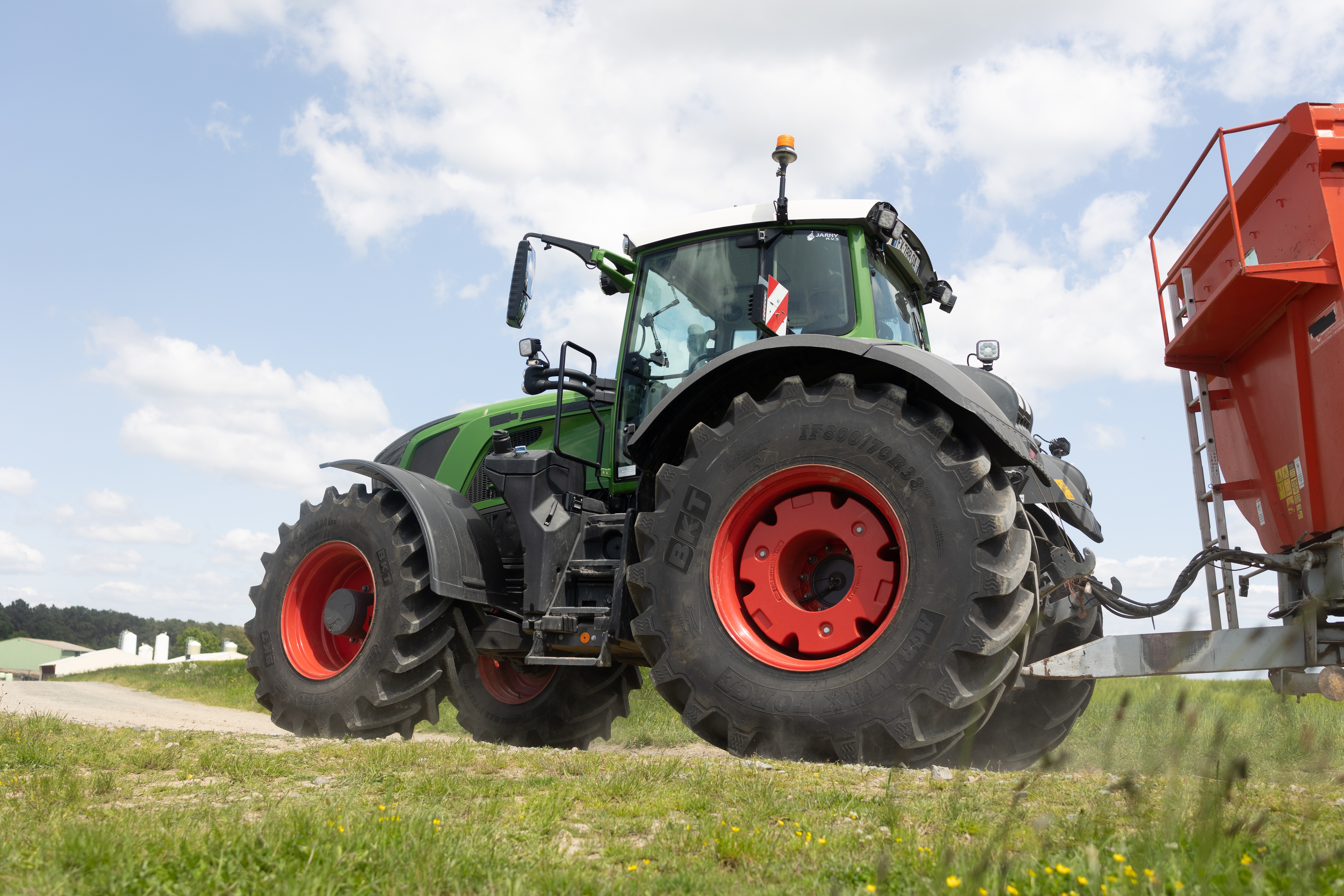 Ny, begagnad eller leasad traktor: Vad är rätt för dig?